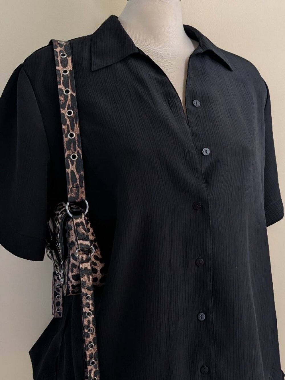 CLASSIC BLACK 90s VINTAGE BUTTON UP SHIRT